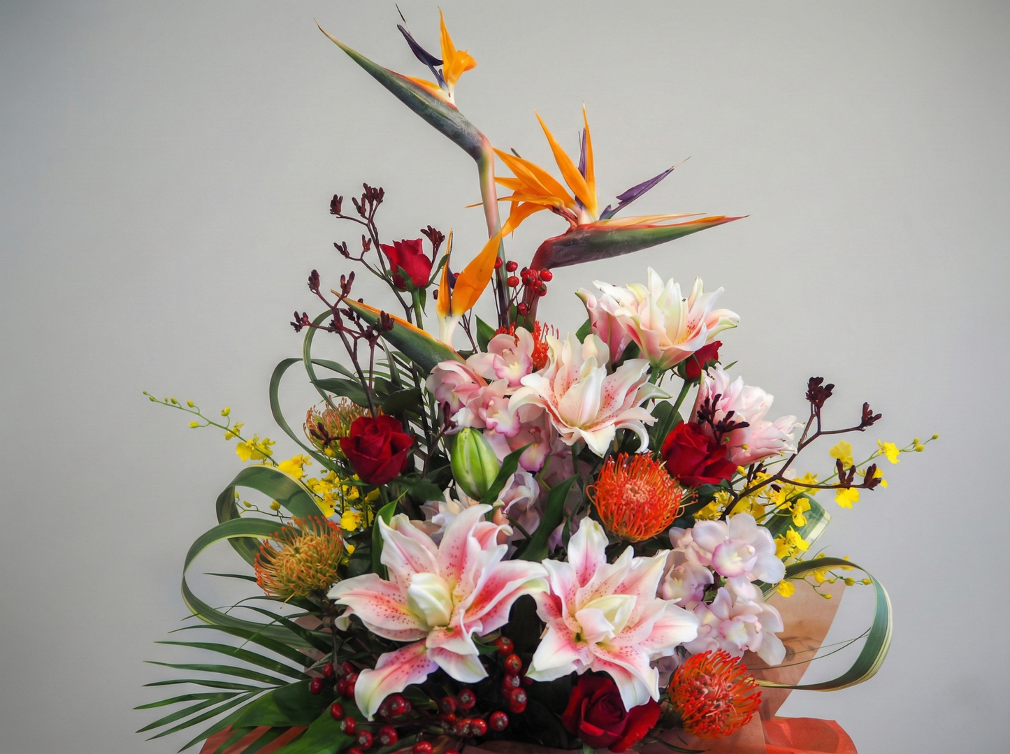 八重のユリの豪華アレンジ