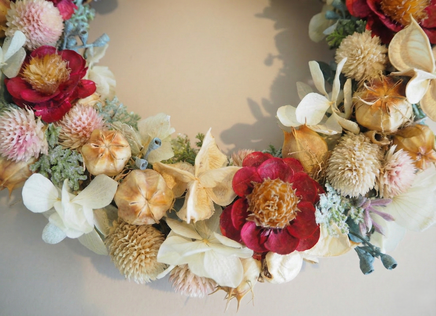 赤いお花のナチュラルリース