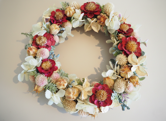 赤いお花のナチュラルリース