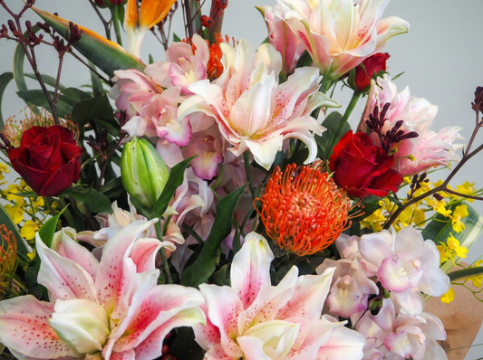 八重のユリの豪華アレンジ