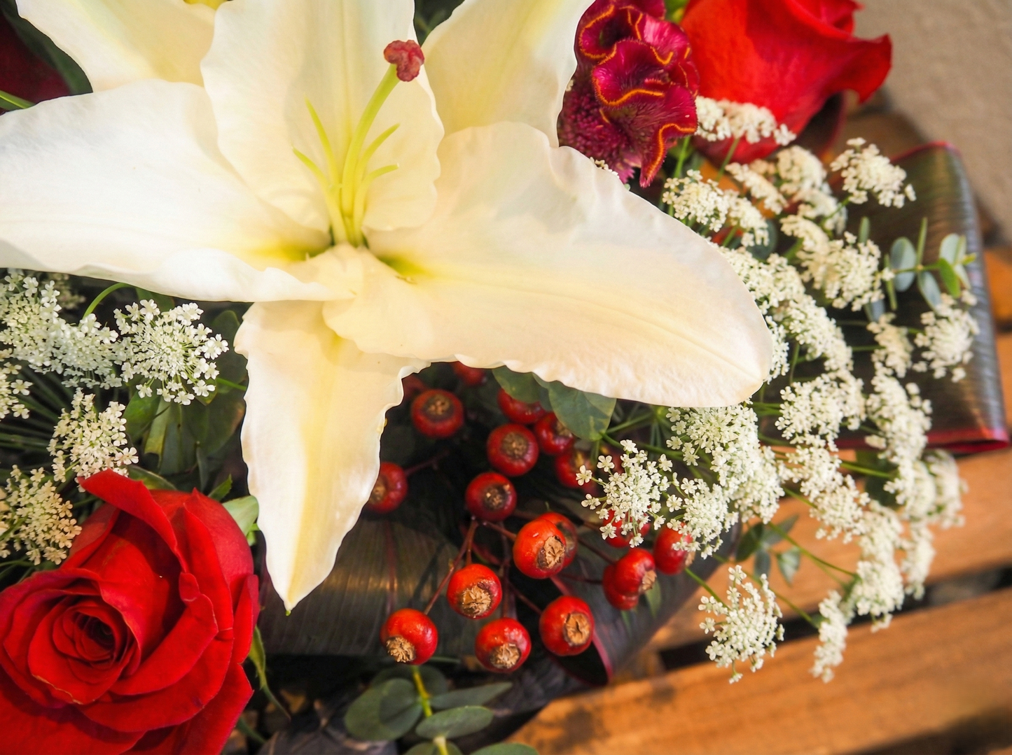 赤バラの華やかアレンジ