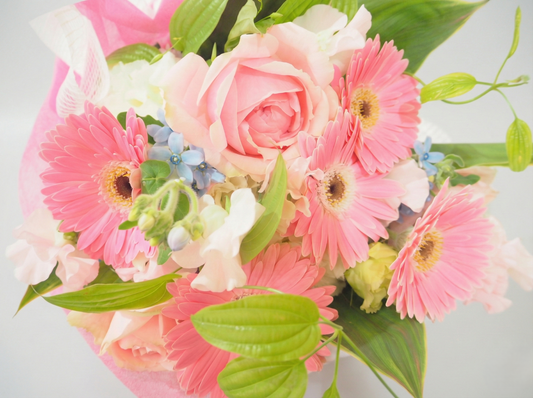 優しいピンク系花束