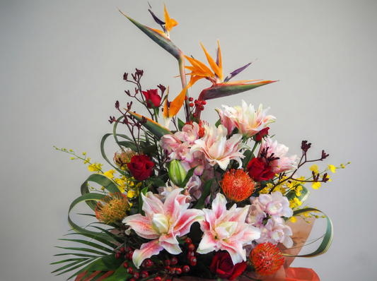 八重のユリの豪華アレンジ